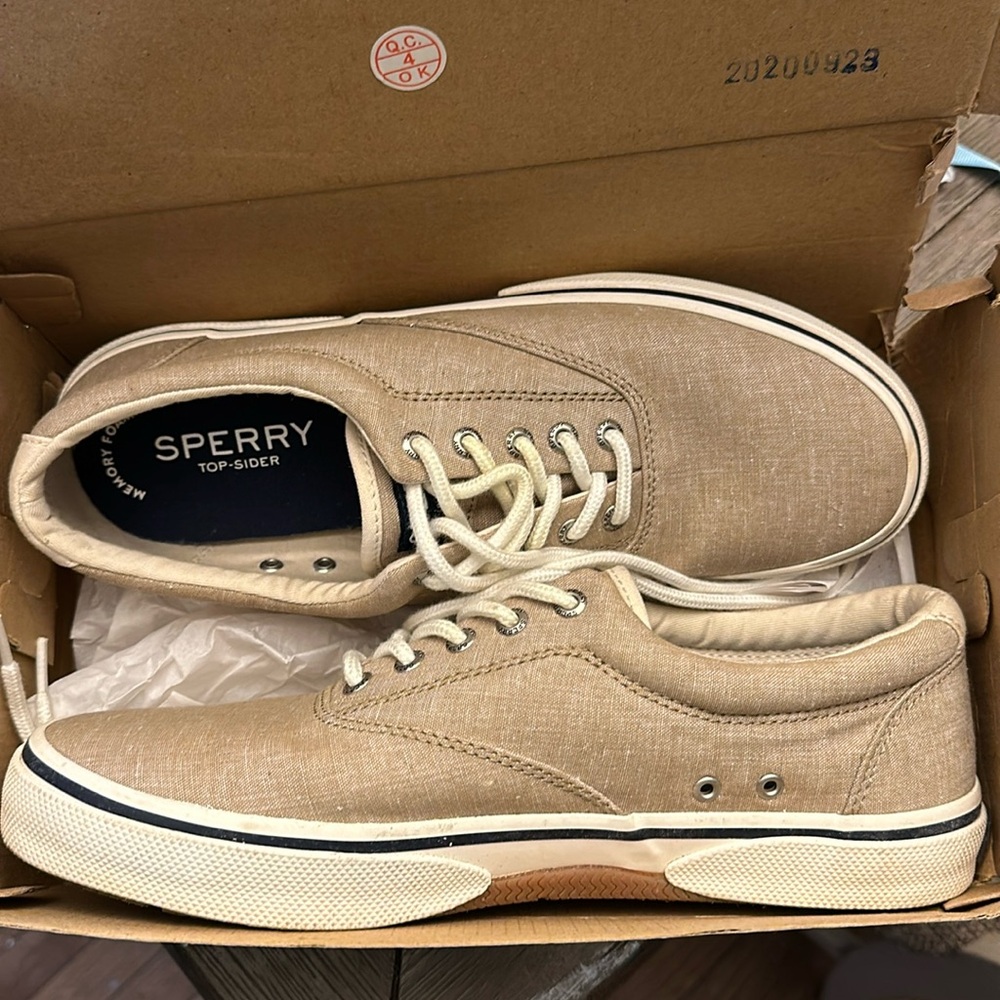 Men’s 9.5 Tan Sperrys